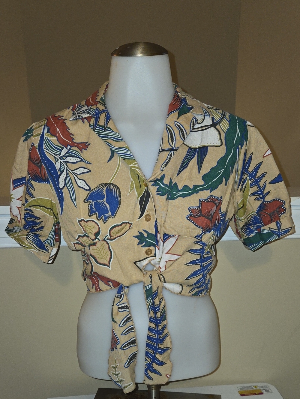 Vintage Women’s Beige Floral Tie-Front Crop Top